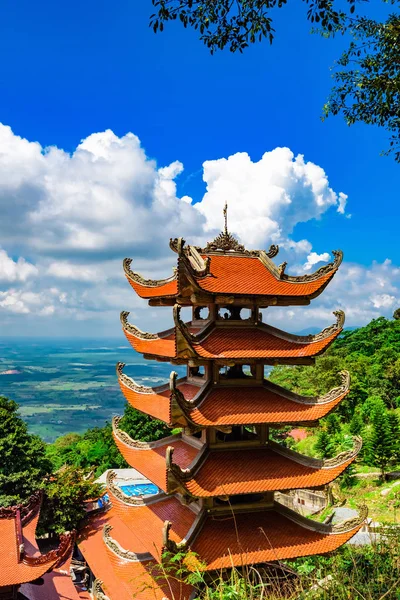 越南亚洲佛教寺庙的宝塔 红色屋顶瓦片 令人叹为观止的高山 丰富的东方文化历史 优美的氛围 图库照片
