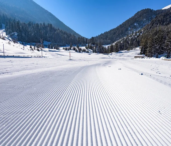 Pista Neve Branca Ratrak Preparação Para Esquiar Partir Das Montanhas — Fotografia de Stock