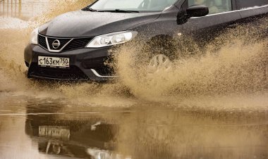 sıçramaları ile su havuzunda araba