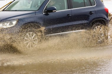 sıçramaları ile su havuzunda araba