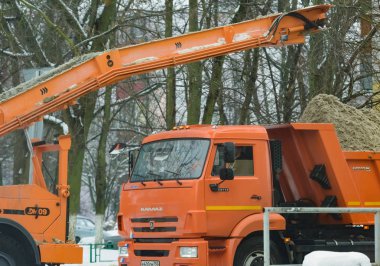 şehir sokaklarında özel ekipman ile kışın kar kaldırma