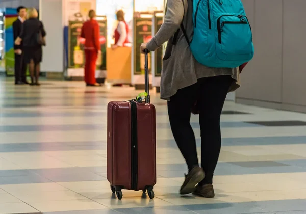 Lotnisko osób z walizki — Zdjęcie stockowe
