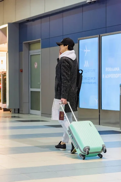 Personnes à l'aéroport avec valises — Photo