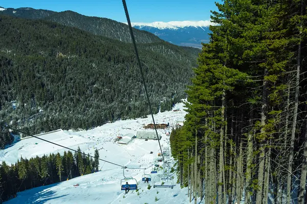 Osób na wyciągu narciarskim w górach — Zdjęcie stockowe