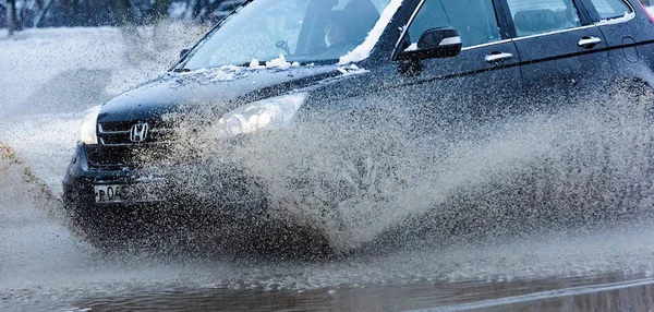 물 웅덩이에서 자동차 와 튀김 — 스톡 사진