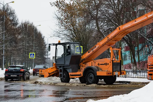 Снегоочистка зимой со специальным оборудованием на улицах города — стоковое фото