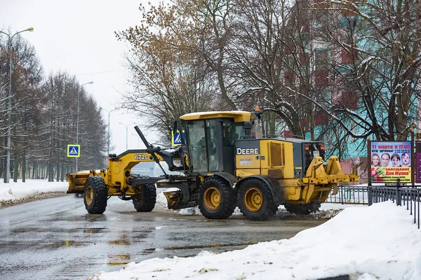 冬季用专用设备清除城市街道上的积雪 免版税图库照片