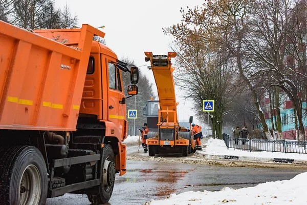 冬季用专用设备清除城市街道上的积雪 图库图片