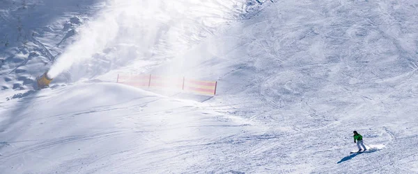 Лыжник спускается с горы — стоковое фото