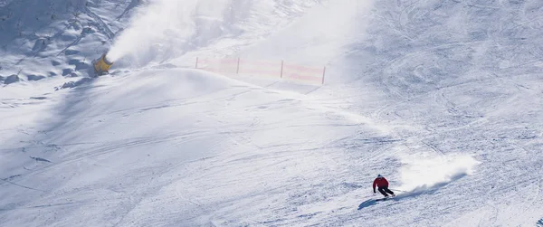 Skifahrer geht den Berg hinunter — Stockfoto