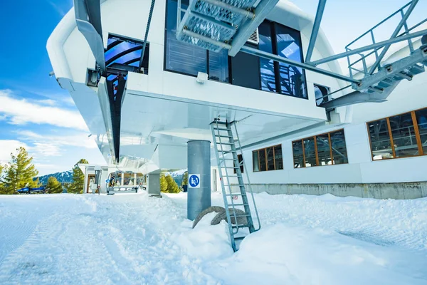 Karlı kayak pistleri ve dağ kayak re sandalye telesiyej istasyonu — Stok fotoğraf