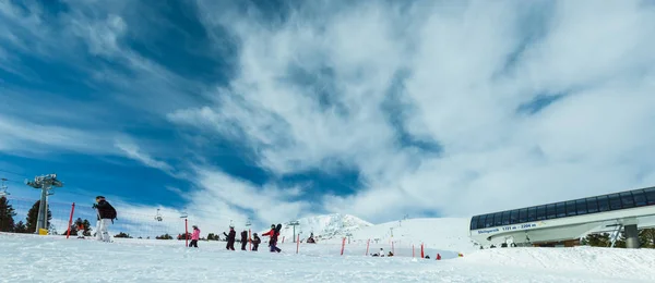 Pistas de esquí nevado y telesillas estación en esquí de montaña re —  Fotos de Stock