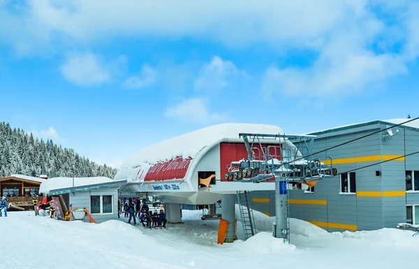 Verschneite Skipisten und Sesselliftstation im Gebirgsskigebiet — Stockfoto