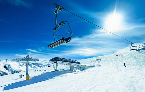 Zasněžené sjezdovky a sedačkové lanovky na horských lyžích — Stock fotografie