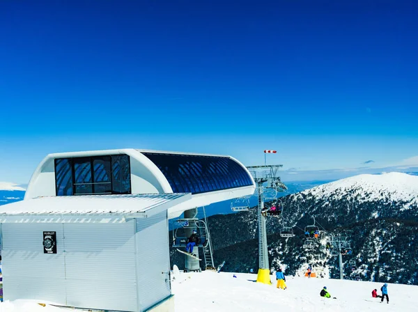 Snöiga skidbackar och stollift skidliftar station i Mountain Ski re — Stockfoto