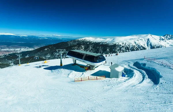 Snöiga skidbackar och stollift skidliftar station i Mountain Ski re — Stockfoto