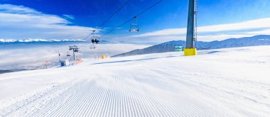 İpte kayakçılar için teleferik.