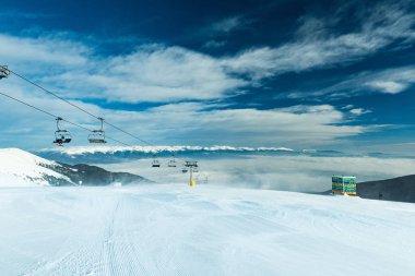 İpte kayakçılar için teleferik.