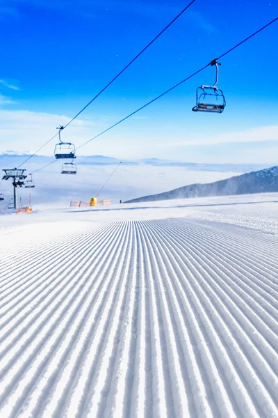 Stoeltjeslift voor skiërs aan een touw — Stockfoto