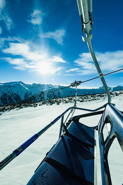 Stoeltjeslift voor skiërs aan een touw — Stockfoto