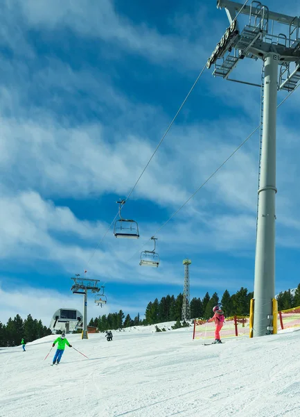 Sedačková lanovka pro lyžaře na laně — Stock fotografie