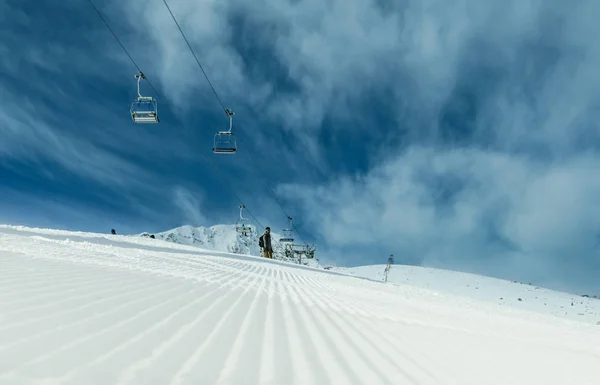 Sessellift für Skifahrer am Seil — Stockfoto