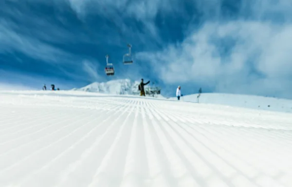İpte kayakçılar için teleferik. — Stok fotoğraf