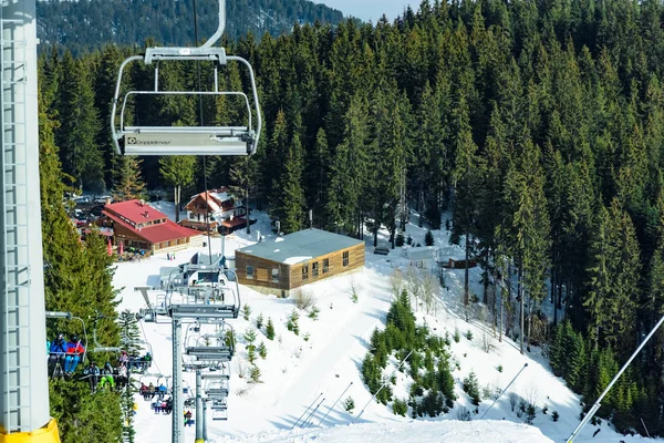 İpte kayakçılar için teleferik. — Stok fotoğraf