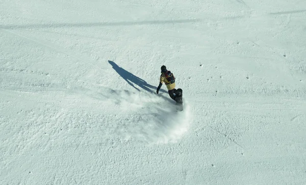 Skier going down the mountain — Stock Photo, Image