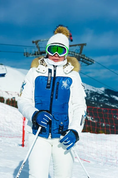 Frau auf Skiern während der Wintersaison. — Stockfoto