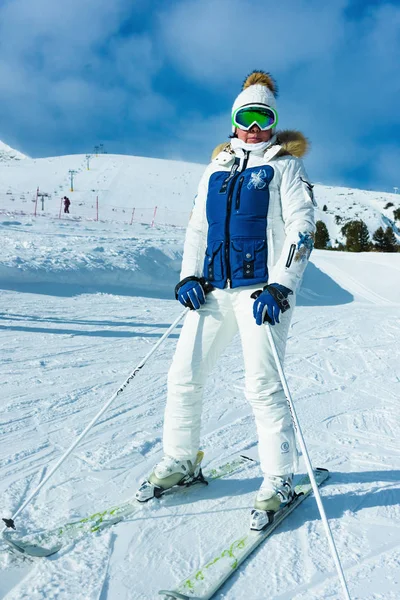 Vrouw op ski's tijdens winterseizoen. — Stockfoto