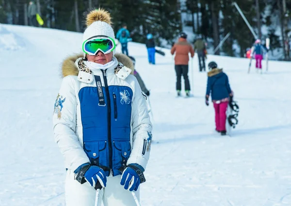 Vrouw op ski's tijdens winterseizoen. — Stockfoto