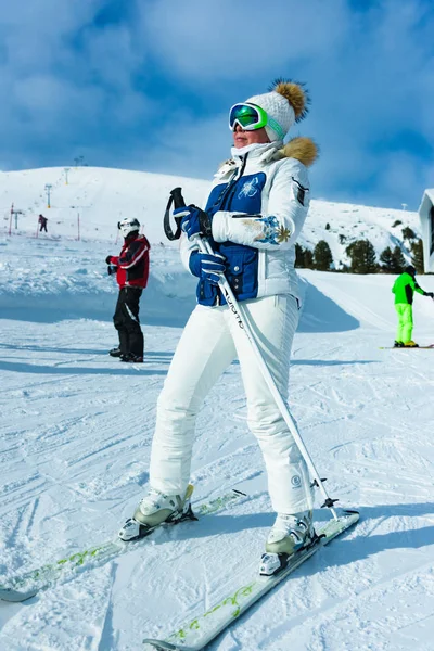 Frau auf Skiern während der Wintersaison. — Stockfoto