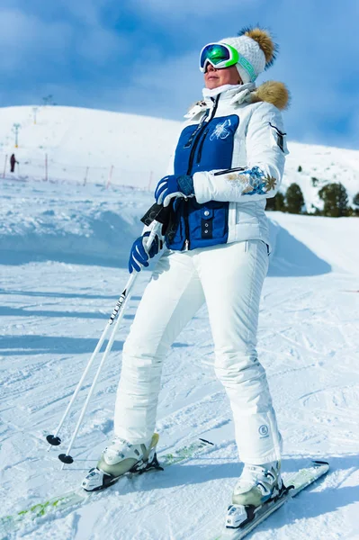Mujer en esquís durante la temporada de invierno . — Foto de Stock