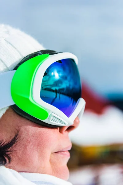 Женщина в лыжных очках — стоковое фото