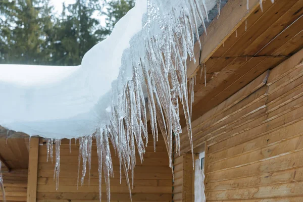 家の屋根の氷柱 — ストック写真