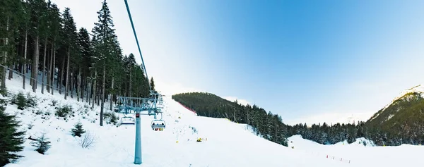 Snöiga skidbackar och stollift skidliftar station i Mountain Ski Resort. — Stockfoto