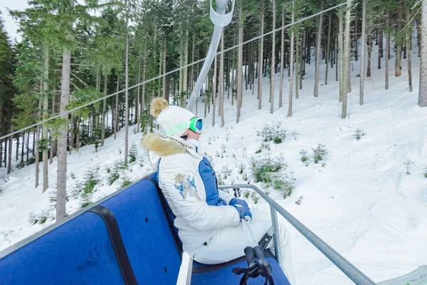 겨울 시즌 동안 스키에 여자. — 스톡 사진