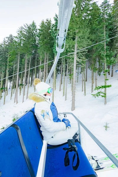 Vrouw op ski's tijdens winterseizoen. — Stockfoto