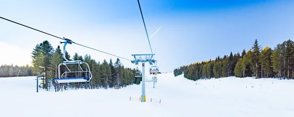 Śnieżne stoki narciarskie i wyciągi krzesełkowe w ośrodku narciarskim górskim. — Zdjęcie stockowe