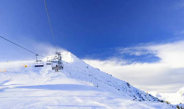 Snöiga skidbackar och stollift skidliftar station i Mountain Ski Resort. — Stockfoto