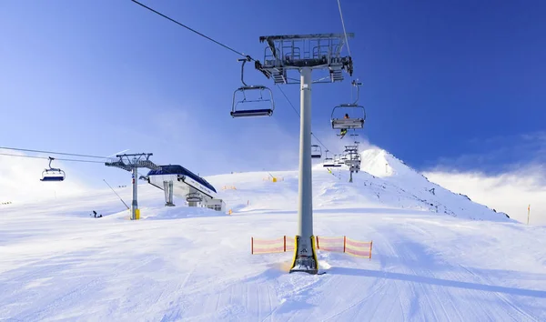 Zasněžené sjezdovky a lyžařské lanovky v horských lyžařských letoviscích. — Stock fotografie