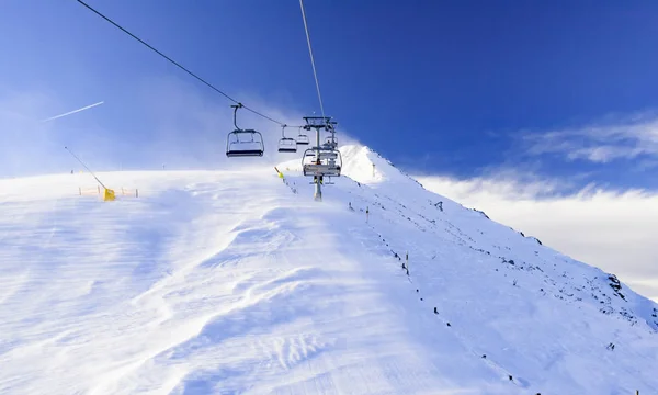 高山滑雪场的雪上滑雪场和椅子滑雪缆车站. — 图库照片
