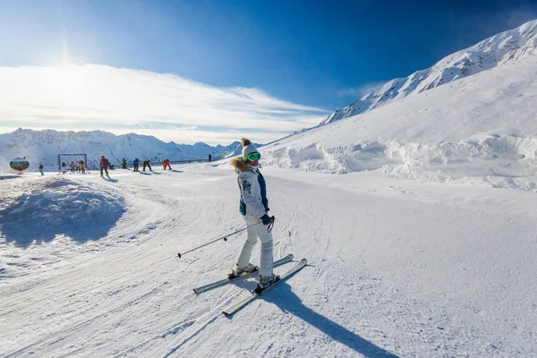 겨울 시즌 동안 스키에 여자. — 스톡 사진