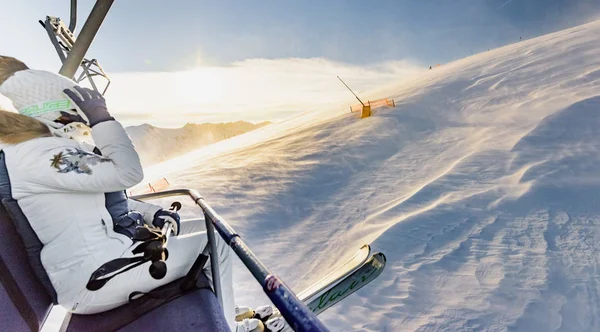 Vrouw op ski's tijdens winterseizoen. — Stockfoto