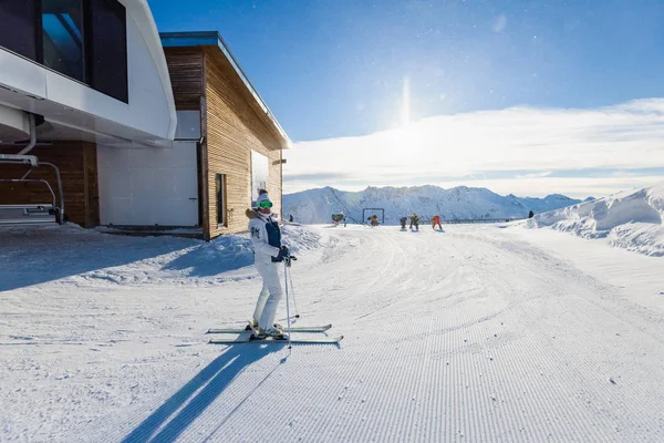Vrouw op ski's tijdens winterseizoen. — Stockfoto