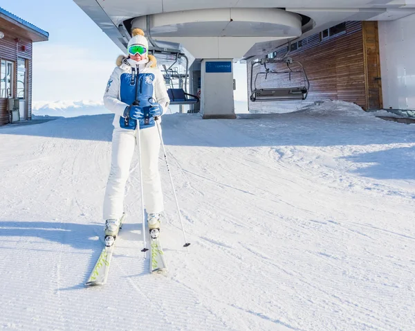 Kobieta na nartach w sezonie zimowym. — Zdjęcie stockowe