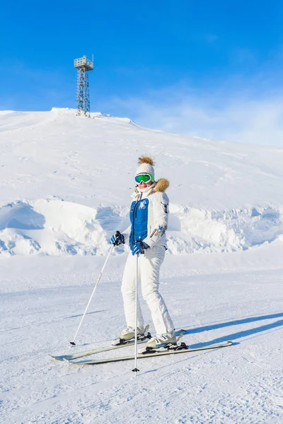 冬季滑雪的妇女. — 图库照片