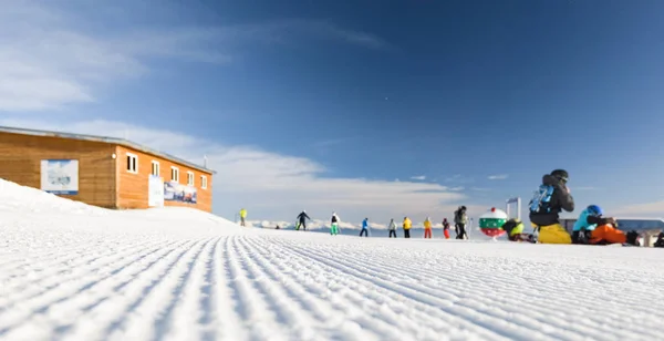 Piste da sci innevate e seggiovie stazione sciistica in località sciistica di montagna . — Foto Stock