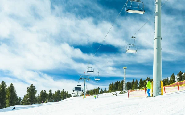 高山滑雪场的雪上滑雪场和椅子滑雪缆车站. — 图库照片